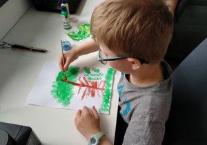 17 Piotruś maluje drzewo